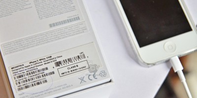 IMEI код на упаковке и с обратной стороны телефона