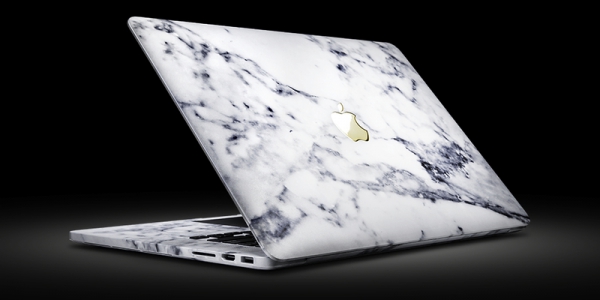 Мраморный MacBook Pro с золотым логотипом Apple для ценителей роскошных гаджетов